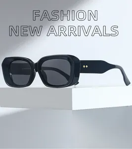 Elegantes gafas de sol rectangulares negras con protección UV para un estilo chic