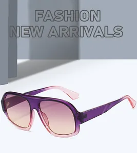 Primer plano de gafas de sol cuadradas de gran tamaño a la moda con montura degradada en rosa.
