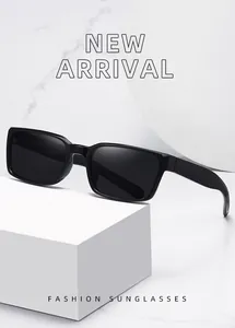 Professionelle Detailaufnahme einer schwarzen Retro-Rechteck-Sonnenbrille auf Ständer