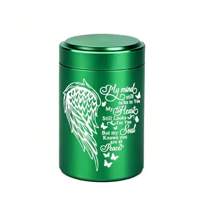 Detalle de urna para mascotas verde de aluminio con ala de ángel y grabado conmemorativo