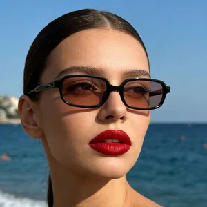 Occhiali da sole rettangolari alla moda in PC con lenti colorate per la spiaggia