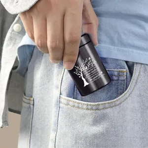 Kleiner schwarzer Urne aus Aluminium für Asche, passt für Portabilität in die Tasche.