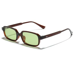 Occhiali da sole rettangolari alla moda con lenti verde chiaro e una montatura marrone chic