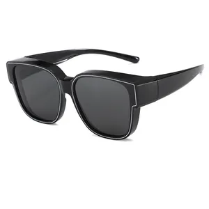 Eleganti occhiali da sole TR vintage con montatura quadrata e lenti nere antiriflesso protettive