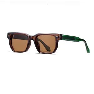 Gafas de sol retro cuadradas para hombre con lentes marrones y patillas verdes degradadas