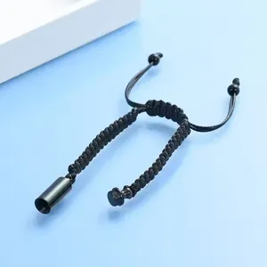Gros plan du bracelet urne tressé noir pour cendres d'animaux