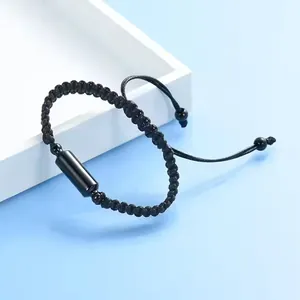 Bracelet de crémation noir tressé élégant avec pendentif cylindre acier inoxydable.
