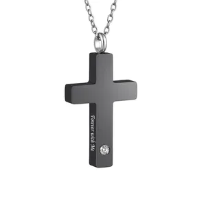 Primer plano de colgante urna cruz negra con grabado Forever with Me y brillante