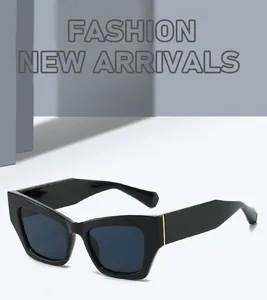 Lunettes de soleil œil de chat noires à monture épaisse et détails dorés