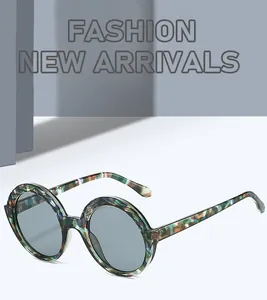 Vue détaillée des lunettes de soleil rondes surdimensionnées avec monture à motif camouflage