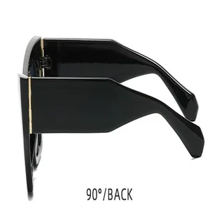 Vue arrière détaillée à 90 degrés de lunettes de soleil carrées noires surdimensionnées