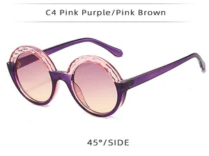 Lunettes de soleil rondes surdimensionnées en dégradé rose et violet, vue de profil à 45°