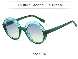 Détail de lunettes de soleil rondes bleu-vert sous un angle de 45 degrés