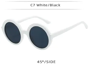 Vue latérale de lunettes de soleil rondes blanches surdimensionnées à un angle de 45 degrés