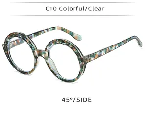Vue détaillée à 45 degrés de lunettes rondes surdimensionnées avec monture à motif camouflage