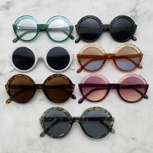 Collection de lunettes de soleil rondes surdimensionnées pour femmes sur marbre