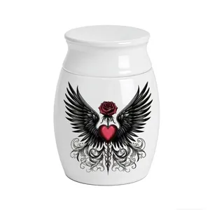 Vue détaillée de l'urne blanche avec motif gothique de rose et d'ailes pour cendres