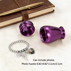 Detailansicht der lila Mini-Tierurne mit silbernem Armband für Gedenkfotos und Charms