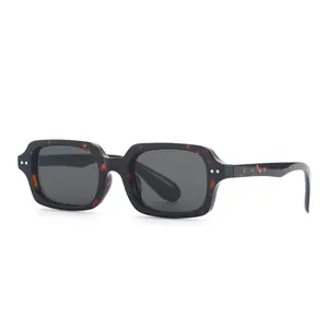 Gafas de sol retro con montura cuadrada, estampado de carey y protección UV
