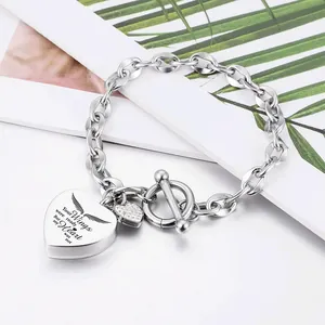 Detail van hart urn armband met 'Your Wings were ready' gravure en T-bar sluiting