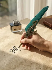Κοντινό πλάνο χεριού που γράφει σε περγαμηνή με μια vintage steampunk πένα με φτερό σε πετρόλ