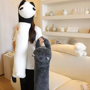 Long coussin peluche animal pour dormeur latéral dans un salon confortable