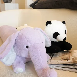 Scène de maison avec de longs coussins en peluche éléphant et panda pour le confort