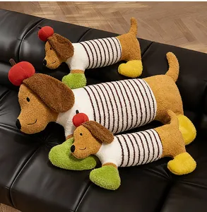 Vue détaillée de coussins en peluche teckel rayés avec accessoire pomme en trois tailles