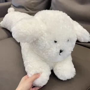 Gros plan détaillé montrant la texture douce et duveteuse d'un oreiller en peluche chiot