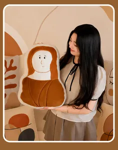Detailaufnahme eines kreativen Mona-Lisa-Plüschkissens in gemütlicher Wohnumgebung