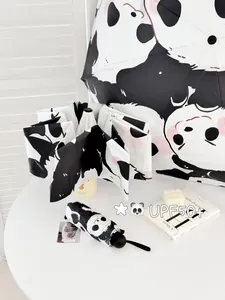 Vista dettagliata di un ombrello pieghevole con stampa panda e protezione UPF50+.