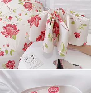 Vue détaillée du motif floral de roses rouges sur le tissu d'un parapluie pliant