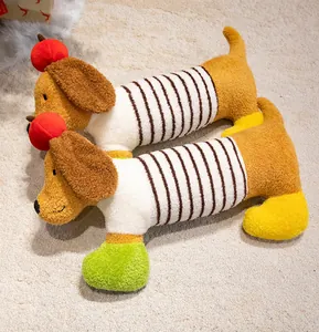 Traversin long en peluche chien teckel pomme mignon pour un sommeil de côté confortable.