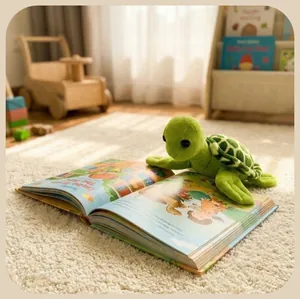 Peluche tortue de mer verte mignonne posée sur un livre ouvert dans une chambre d'enfant.