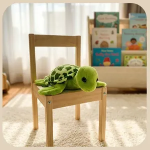 Vue détaillée de la tortue en peluche sur une chaise en bois dans une chambre