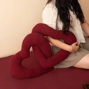 In elkaar grijpend rood teddy fluwelen dubbel hart decoratief kussen voor bruiloften