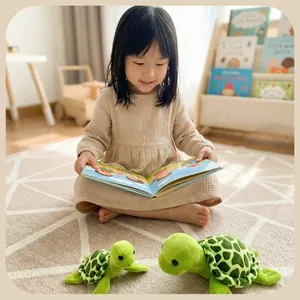 Jeune fille jouant avec d'adorables peluches de tortues vertes sur un tapis à motifs