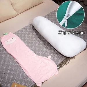 Long oreiller alpaga rose avec fermeture éclair pour un confort de sommeil optimal.