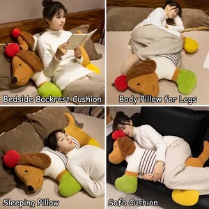 Long oreiller en peluche teckel avec pomme pour dormir et se détendre sur le lit