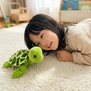 Peluche réaliste de tortue de mer verte pour enfants dans un décor chaleureux.