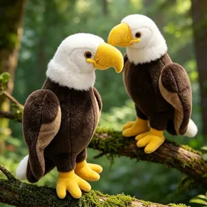 Set van realistische Amerikaanse zeearend knuffels op een bemoste tak in het bos.