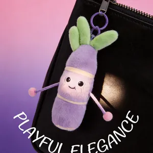 Primer plano detallado de un lindo llavero de peluche de caña de azúcar morada en un bolso