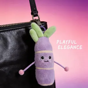 Llavero creativo de peluche de caña de azúcar púrpura colgado en un bolso de cuero negro
