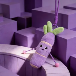 Vista detallada de un lindo llavero de peluche de caña de azúcar morada con cara sonriente