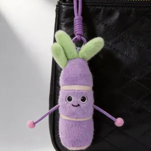 Lindo llavero de peluche de caña de azúcar morada colgado en un bolso de cuero negro acolchado
