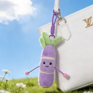 Lindo colgante de felpa de caña de azúcar morada en un elegante bolso de cuero blanco