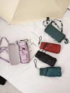 Detailansicht verschiedener Mini-Taschenschirme in mehreren Farben mit tragbaren Etuis.