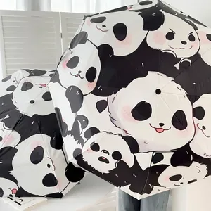 Ombrello pieghevole con simpatico motivo a panda per protezione solare e pioggia.