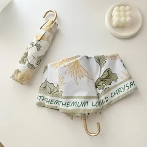 Floral πτυσσόμενη ομπρέλα για ήλιο και βροχή με χρυσή λαβή J λεπτομερής προβολή.