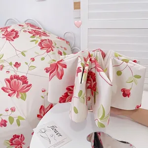 Élégant parapluie pliant vintage à fleurs pour protection UV, montré ouvert et plié